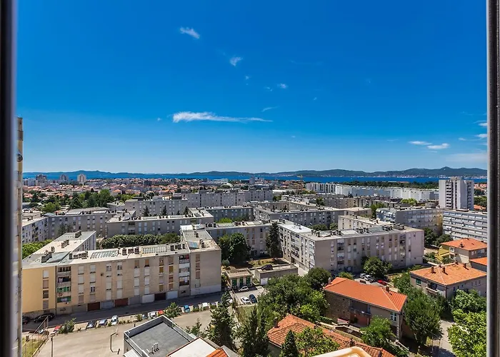 City&sea View 2br 4+2 扎达尔