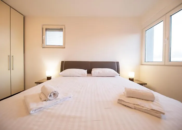 City&sea View 2br 4+2 扎达尔